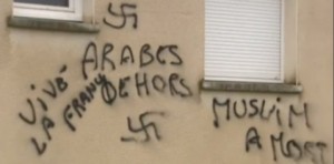 Le genre de graffiti qu'on trouve sur la mosquée de Besançon…